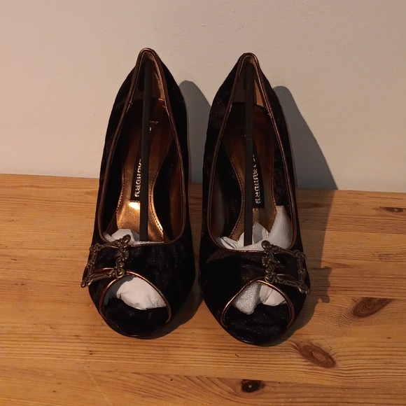 NIB Chinese Laundry black velvet gold heels 8 vintage-style buckle Jolin - Picture 3 of 10